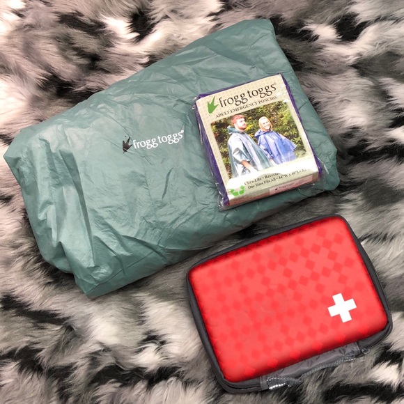 frogg toggs Accessories - Adult Emergency Ponchos & First